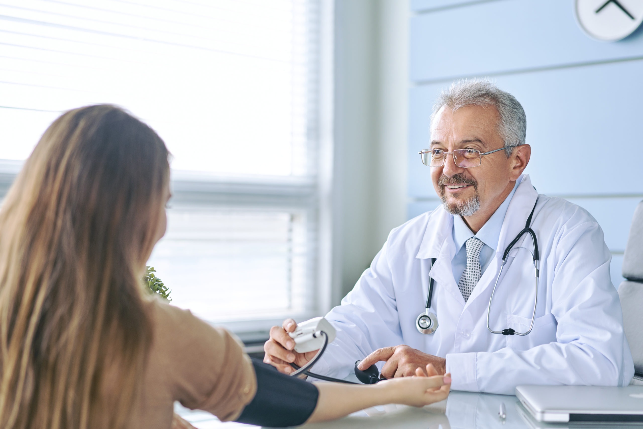 Mulher em consulta com médico conversando